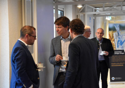 Referent Michael Belau im Gespräch mit Teilnehmenden