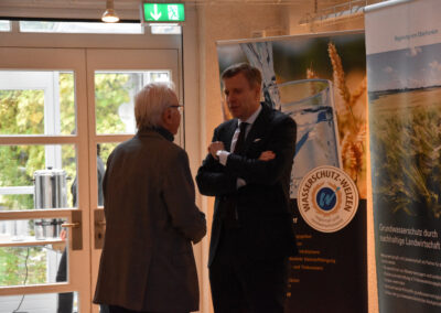 Landrat Dr. Oliver Bär im Gespräch mit Dr. Heinz Köhler (Vorsitzender der FWO)