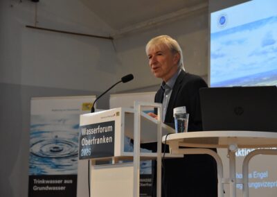 Regierungsvizepräsident von Oberfranken Thomas Engel begrüßt die Teilnehmenden des Wasserforum Oberfranken 2026