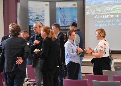 Lebhafte Diskussionen in der Pause des Wasserforums Oberfranken