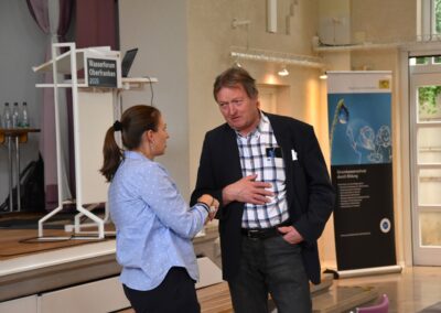 Referentin Anja Mallanik im Gespräch mit Teilnehmer
